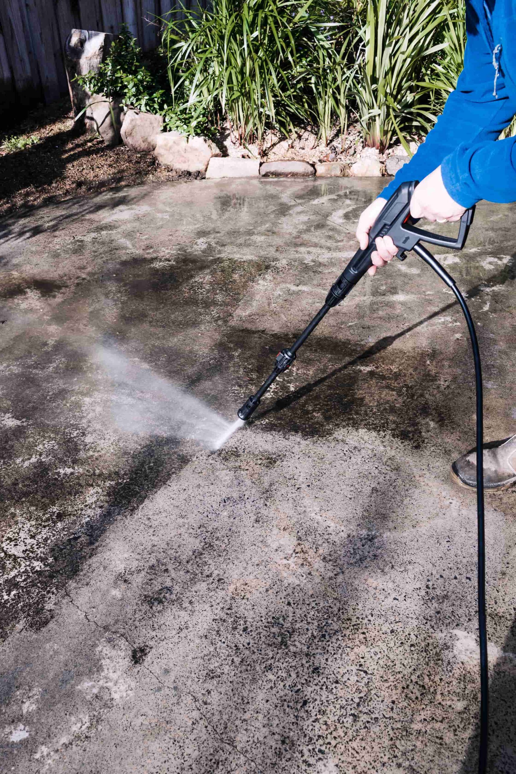 h2o cleaning solutions worker cleaning a driveway